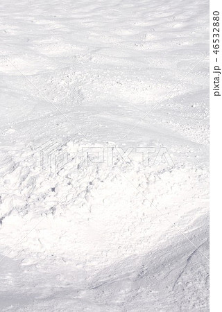 冬晴れの太陽光線に照らされた長野県白馬村のスキー場のコブ斜面ゲレンデ 46532880