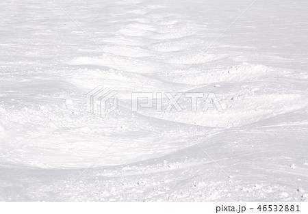 冬晴れの太陽光線に照らされた長野県白馬村のスキー場のコブ斜面ゲレンデ 46532881