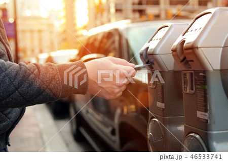 man is paying his parking using credit card 46533741