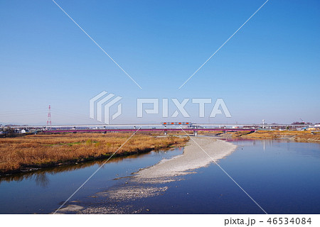 日野橋から望む多摩川と多摩都市モノレールと立日橋 46534084
