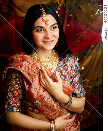 beauty sweet real indian girl in sari smiling, lifestyle people beauty sweet real indian girl in sari smiling, lifestyle people 46534223