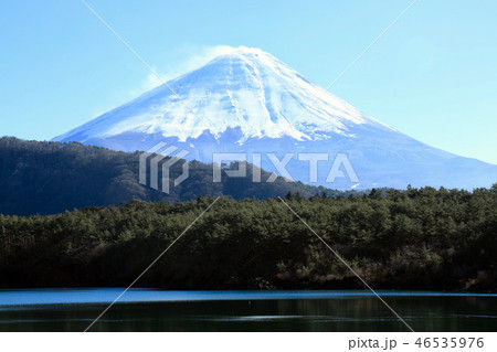 西湖から眺める富士山(山梨県) 西湖から眺める富士山(山梨県) 46535976
