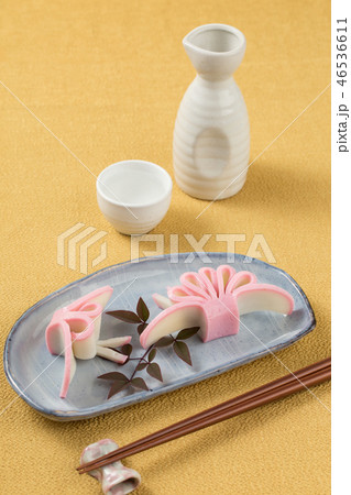 板つけカマボコの飾り切り（蝶々と菊イメージ） 46536611