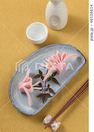 板つけカマボコの飾り切り（蝶々と菊イメージ） 46536614