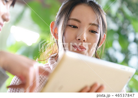 女性　タブレット 46537847