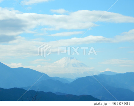 東京・高尾山から見た、雪の富士山 46537985