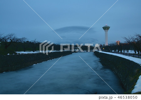 日の出前の北海道函館市五稜郭公園の五稜郭タワーの風景を撮影 46538050