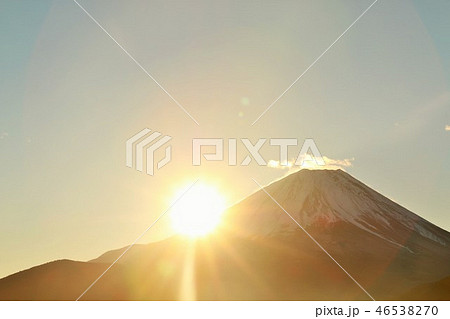 日本の夜明け 富士山と太陽の写真素材