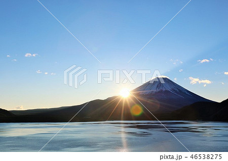 日本の夜明け 富士山と太陽の写真素材