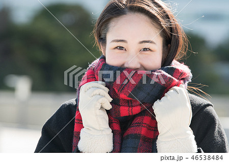 マフラーと手袋をした若い日本人女性 46538484