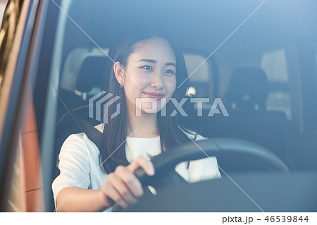 自動車を運転する若い日本人女性 46539844