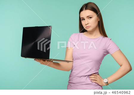Worried young woman using laptop 46540962