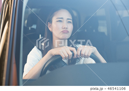 車を運転する若い日本人女性 交通渋滞 車を運転する若い日本人女性 交通渋滞 46541106
