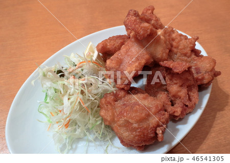 熱々で庶民的な料理「鶏肉の唐揚げ」 46541305