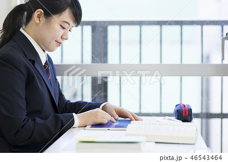 授業を受ける女子高生 46543464