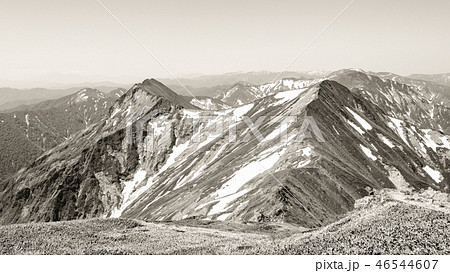 春の谷川岳登山 天神尾根ルートより俎嵓 オジカ沢の頭 万太郎山を望む の写真素材