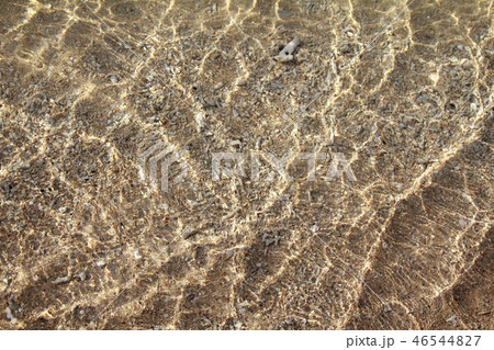 フサキビーチの波打ち際の透明の海水　沖縄観光 46544827