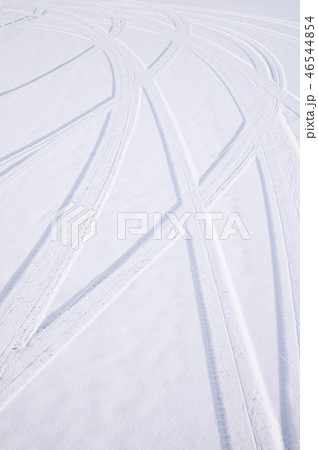 Traces of intersecting arcs of automobile tires in fresh snow Traces of intersecting arcs of automobile tires in fresh snow 46544854