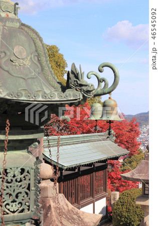 金刀比羅宮表参道、大門前の青銅大燈籠と紅葉 46545092