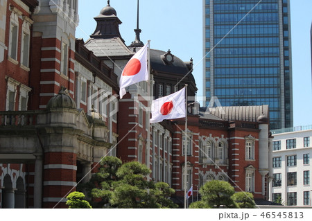 日本国旗 日の丸 と赤レンガの東京駅の写真素材