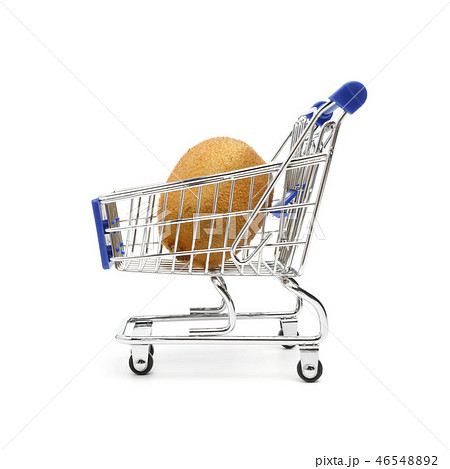 Beautiful ripe kiwi fruit lies in a shopping cart 46548892