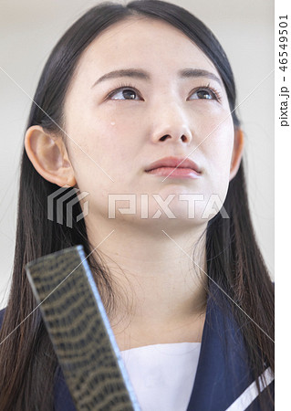 女の子　涙　卒業 46549501