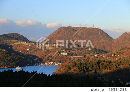 箱根　箱根峠から　夕陽に映える芦ノ湖と二子山 46554258