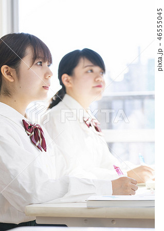 授業を受ける女子高生 46555045