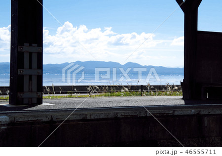 一畑電車の線路沿いの駐車場から見える秋鹿町駅のホームと宍道湖と青空の風景 … 島根県 松江市（晴れ） 46555711