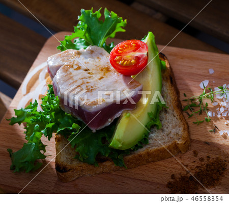 Sandwich with roasted tuna 46558354