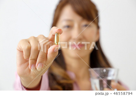 薬を持つ女性 薬を持つ女性 46558794