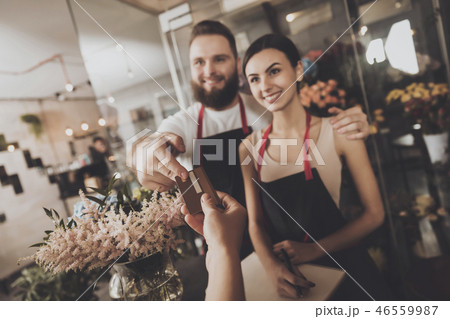 The girl pays to buy a bouquet of flowers florist 46559987