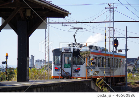宍道湖沿いを走る一畑電車とレトロな駅のホームが青空に映える長閑な風景 … 島根県 松江市 （快晴） 46560936