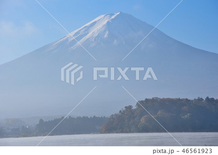 ＜河口湖＞　朝霧の富士山　山梨県南都留郡河口湖町大石 46561923