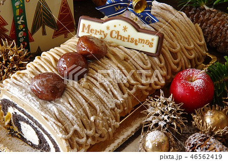 クリスマスケーキ クリスマスイメージ ブッシュ ド ノエル クリスマス ロールケーキの写真素材