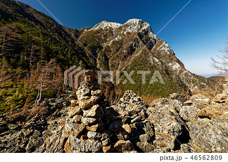 仙水峠のケルンと甲斐駒ヶ岳・摩利支天の眺め 46562809
