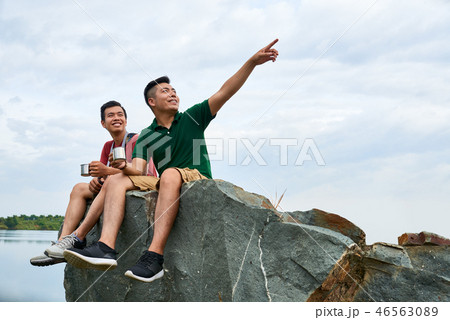 Travelers drinnking tea and enjoying view 46563089