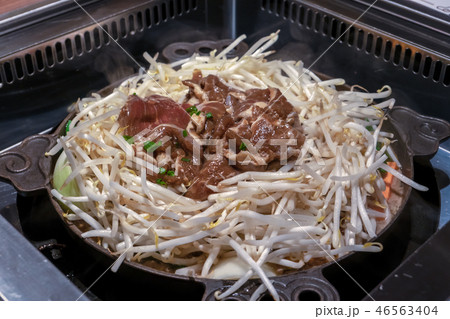 ジンギスカン 調理 鍋 全景 松尾ジンギスカン もやし ラム肉 リブロース 札幌 北海道 生肉 調理 46563404