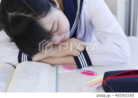 授業を受ける女子高生 46563595