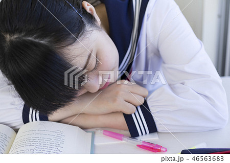 授業を受ける女子高生 46563683