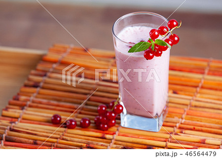 Redcurrant smoothie with mint 46564479