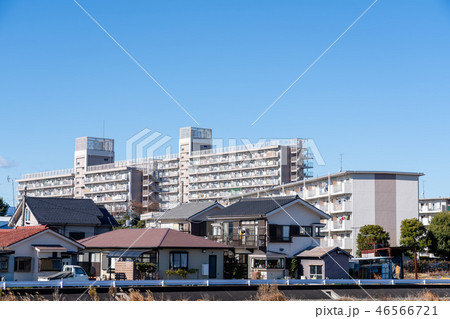 川沿いの集合住宅と戸建て住宅の写真素材