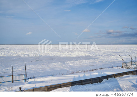 北海道網走市北浜 オホーツク海の流氷の写真素材