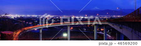 桃花橋ループ橋から望む甲府盆地パノラマ夜景 46569200