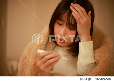 体調不良の女性 46569280