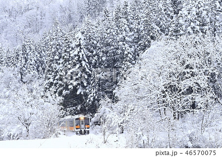 雪景色の米坂線 46570075