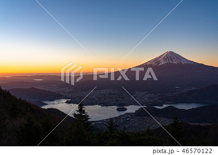 絶景 朝焼けの富士山 日本の夜明けの写真素材