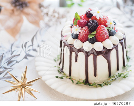 オシャレなクリスマスイチゴケーキの写真素材
