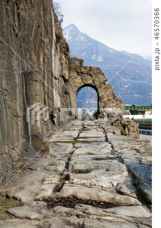 アオスタ渓谷ドンナスのローマ街道、アーチとマイルストーン（イタリア　ヴァッレ・ダオスタ州） 46570366