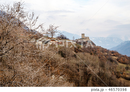 アオスタ渓谷の古城 クライ城と山並み サン=ドニ(イタリア ヴァッレ・ダオスタ州) アオスタ渓谷の古城 クライ城と山並み サン=ドニ(イタリア ヴァッレ・ダオスタ州) 46570398